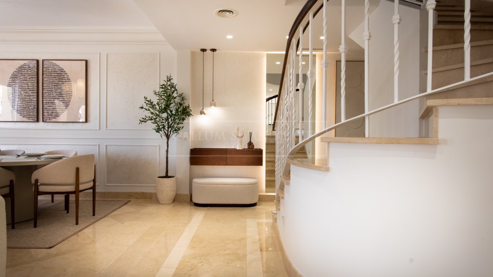 Nueva Andalucia, Duplex penthouse trois chambres avec vue panoramique sur le golf à Las Alamandas, Nueva Andalucía