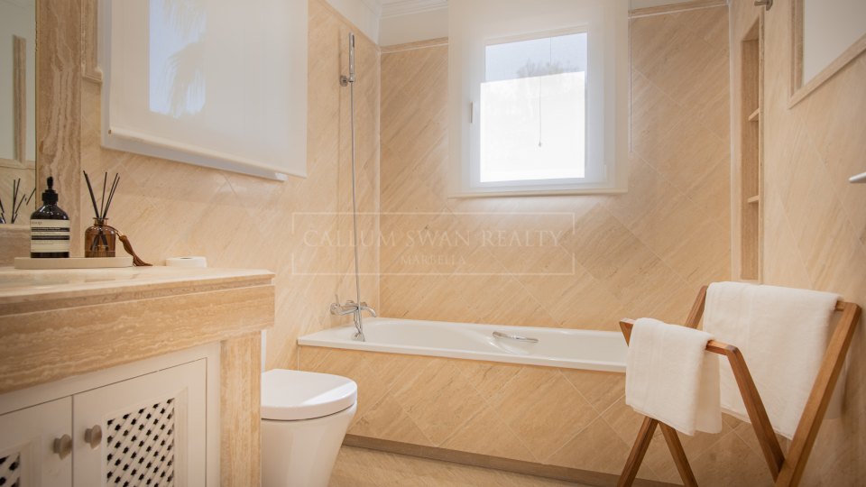 Nueva Andalucia, Duplex penthouse trois chambres avec vue panoramique sur le golf à Las Alamandas, Nueva Andalucía