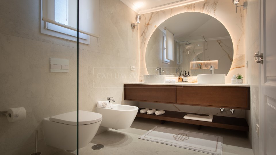 Nueva Andalucia, Duplex penthouse trois chambres avec vue panoramique sur le golf à Las Alamandas, Nueva Andalucía