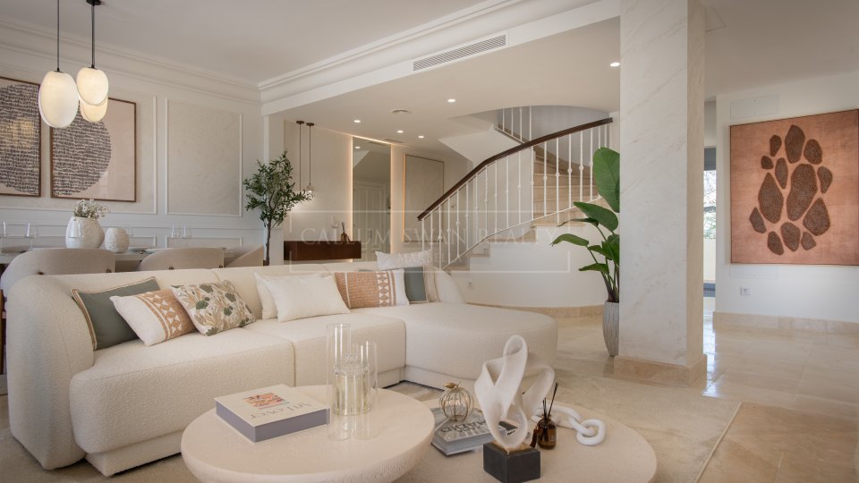 Nueva Andalucia, Duplex penthouse trois chambres avec vue panoramique sur le golf à Las Alamandas, Nueva Andalucía
