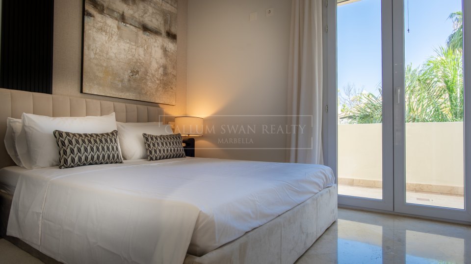 Nueva Andalucia, Duplex penthouse trois chambres avec vue panoramique sur le golf à Las Alamandas, Nueva Andalucía