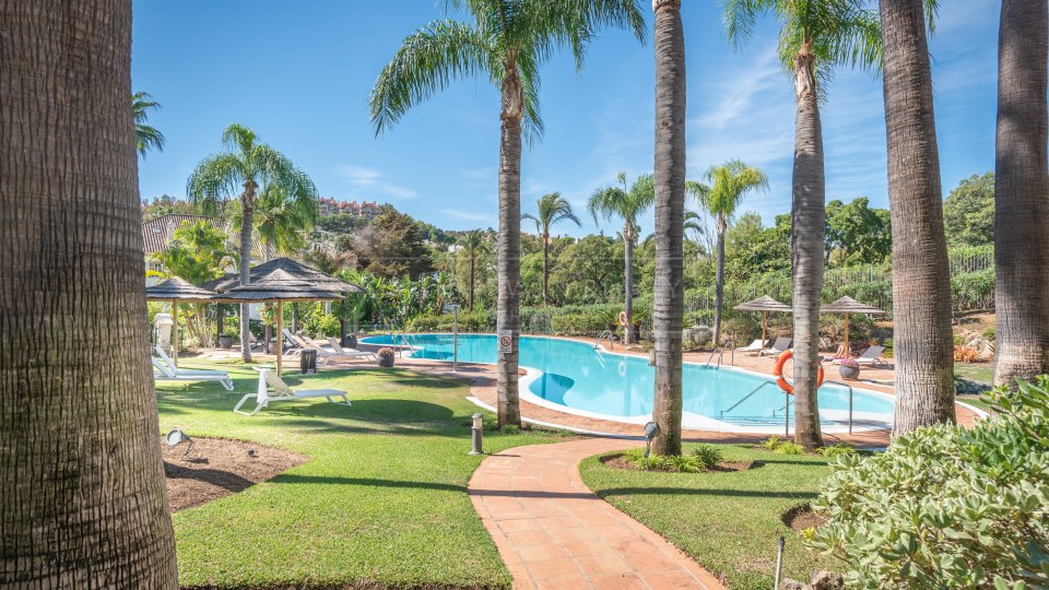 Nueva Andalucia, Duplex penthouse trois chambres avec vue panoramique sur le golf à Las Alamandas, Nueva Andalucía