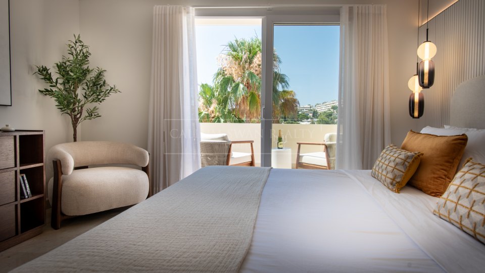 Nueva Andalucia, Duplex penthouse trois chambres avec vue panoramique sur le golf à Las Alamandas, Nueva Andalucía
