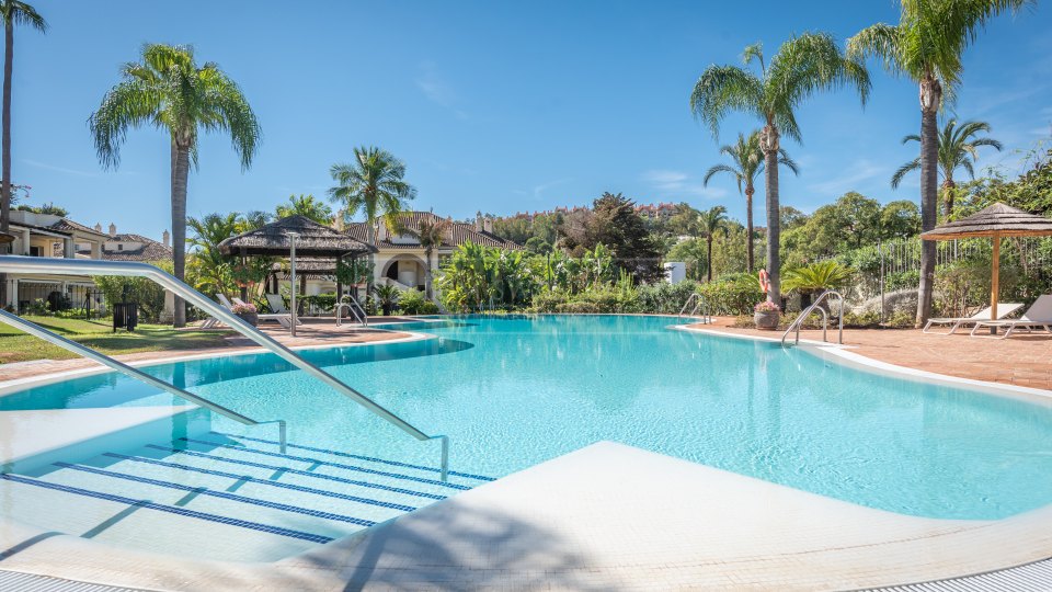 Nueva Andalucia, Duplex penthouse trois chambres avec vue panoramique sur le golf à Las Alamandas, Nueva Andalucía