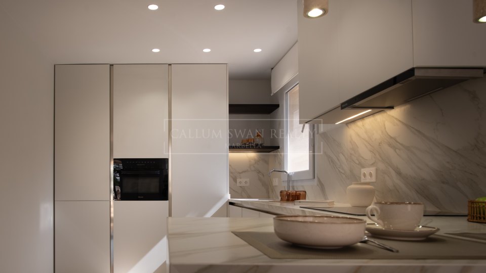 Nueva Andalucia, Duplex penthouse trois chambres avec vue panoramique sur le golf à Las Alamandas, Nueva Andalucía