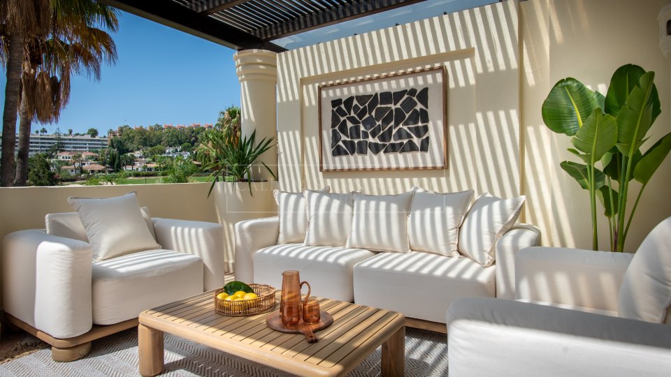 Nueva Andalucia, Duplex penthouse trois chambres avec vue panoramique sur le golf à Las Alamandas, Nueva Andalucía