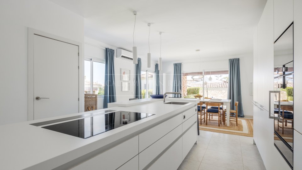 Marbella Golden Mile, Villa mediterránea de cuatro dormitorios en alquiler en Cascada de Camoján, Marbella
