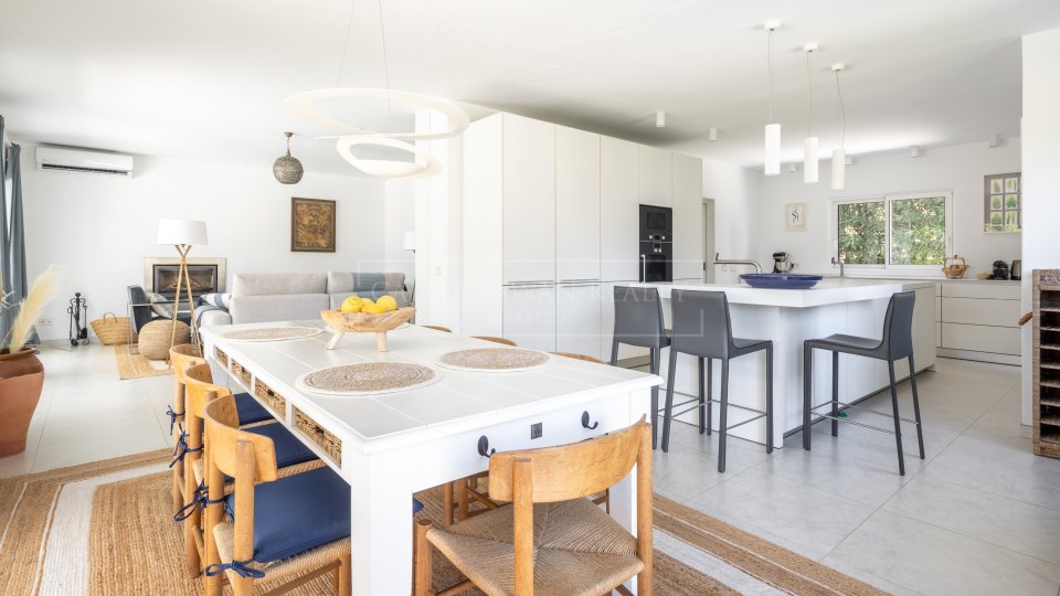 Marbella Golden Mile, Villa mediterránea de cuatro dormitorios en alquiler en Cascada de Camoján, Marbella
