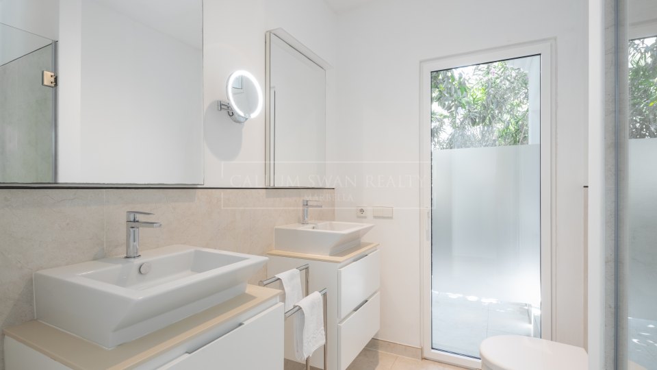 Marbella Golden Mile, Villa mediterránea de cuatro dormitorios en alquiler en Cascada de Camoján, Marbella