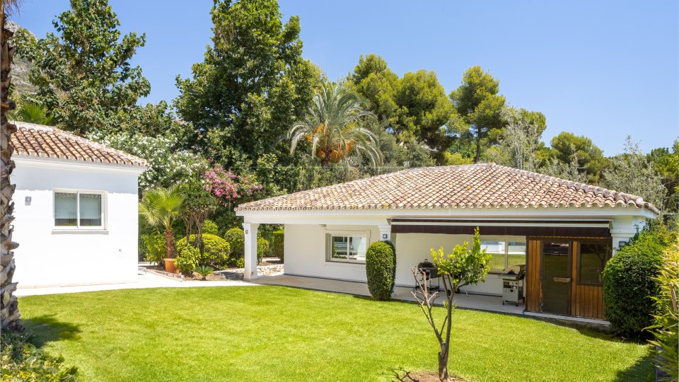 Marbella Golden Mile, Villa mediterránea de cuatro dormitorios en alquiler en Cascada de Camoján, Marbella