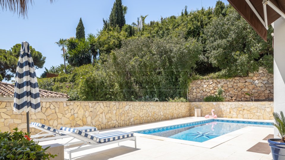 Marbella Golden Mile, Villa mediterránea de cuatro dormitorios en alquiler en Cascada de Camoján, Marbella