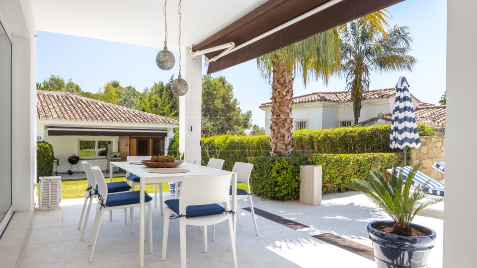 Marbella Golden Mile, Villa mediterránea de cuatro dormitorios en alquiler en Cascada de Camoján, Marbella