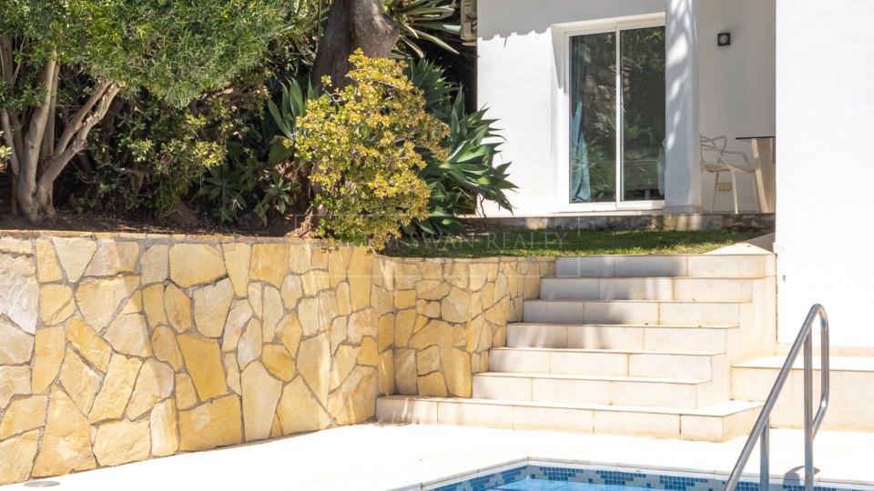Marbella Golden Mile, Villa mediterránea de cuatro dormitorios en alquiler en Cascada de Camoján, Marbella