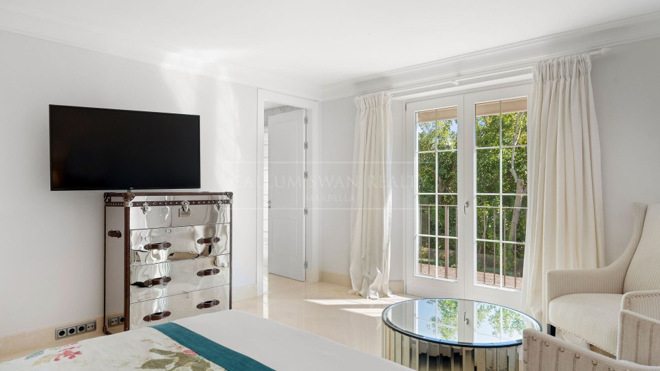 Marbella Golden Mile, Villa Mediterránea de Cuatro Dormitorios con Piscina Privada en Nagüeles, Marbella