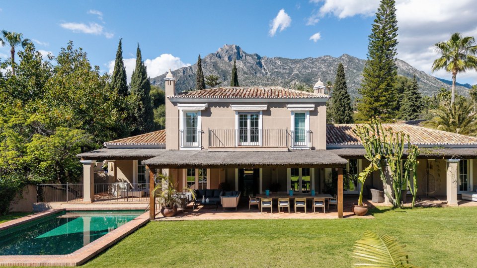 Marbella Golden Mile, Villa Mediterránea de Cuatro Dormitorios con Piscina Privada en Nagüeles, Marbella