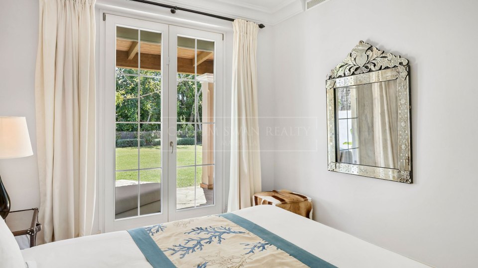 Marbella Golden Mile, Villa Mediterránea de Cuatro Dormitorios con Piscina Privada en Nagüeles, Marbella