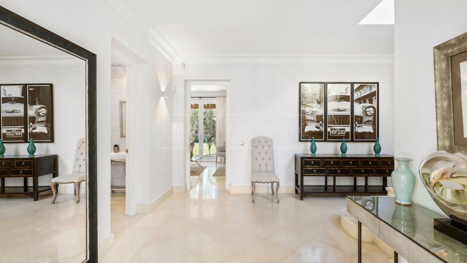 Marbella Golden Mile, Villa Mediterránea de Cuatro Dormitorios con Piscina Privada en Nagüeles, Marbella