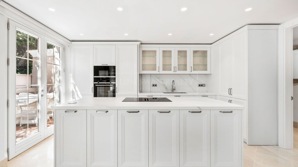 Marbella Golden Mile, Villa Mediterránea de Cuatro Dormitorios con Piscina Privada en Nagüeles, Marbella