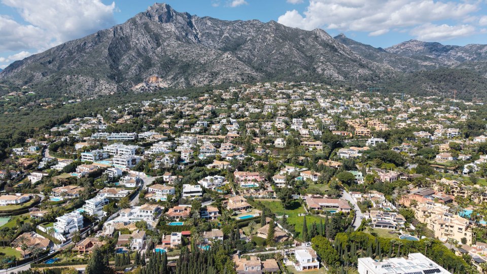 Marbella Golden Mile, Villa Mediterránea de Cuatro Dormitorios con Piscina Privada en Nagüeles, Marbella