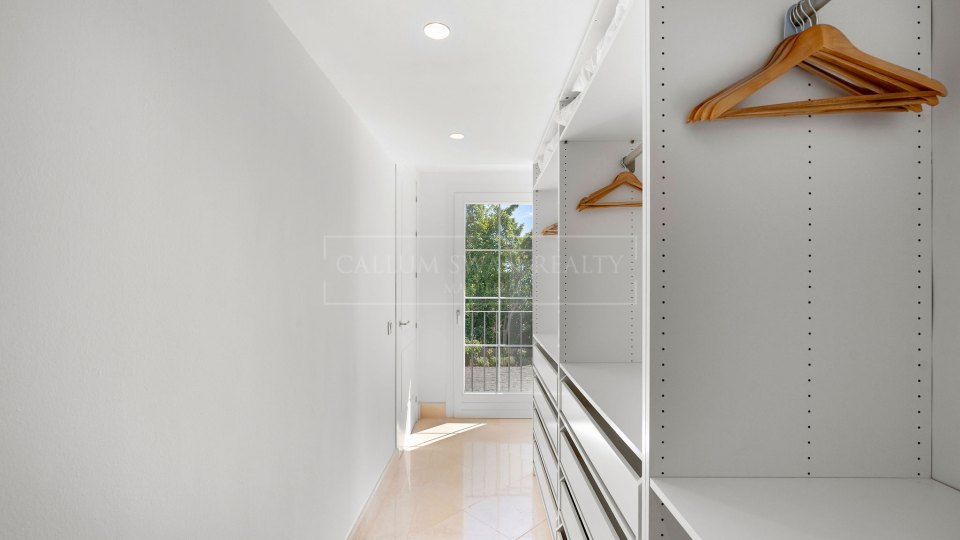 Marbella Golden Mile, Villa Mediterránea de Cuatro Dormitorios con Piscina Privada en Nagüeles, Marbella