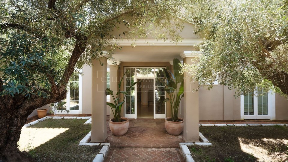 Marbella Golden Mile, Villa Mediterránea de Cuatro Dormitorios con Piscina Privada en Nagüeles, Marbella