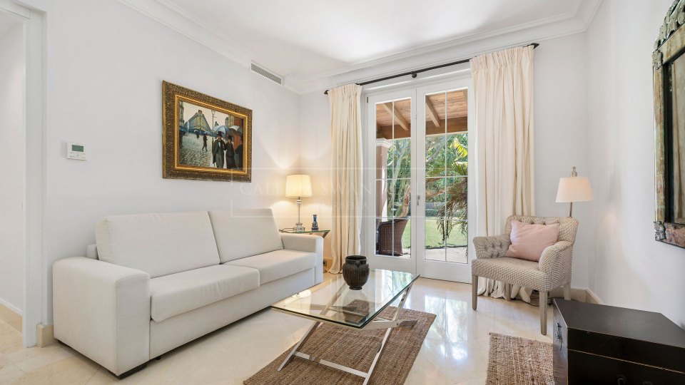 Marbella Golden Mile, Villa Mediterránea de Cuatro Dormitorios con Piscina Privada en Nagüeles, Marbella