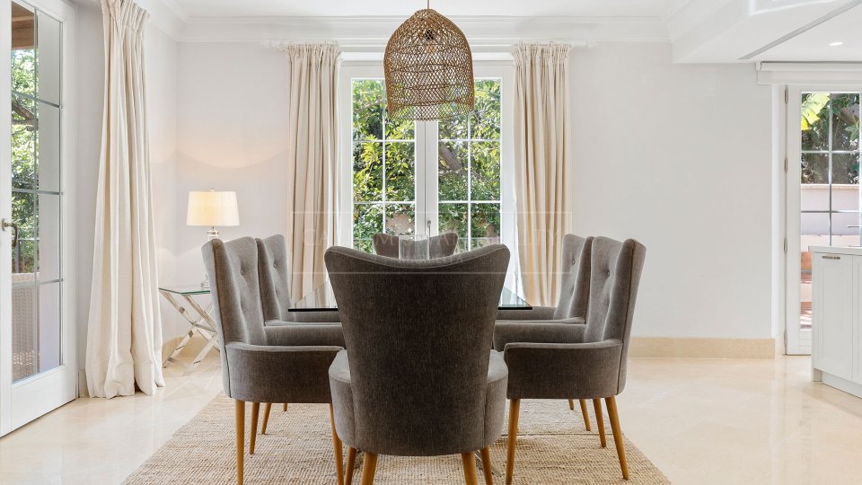 Marbella Golden Mile, Villa Mediterránea de Cuatro Dormitorios con Piscina Privada en Nagüeles, Marbella