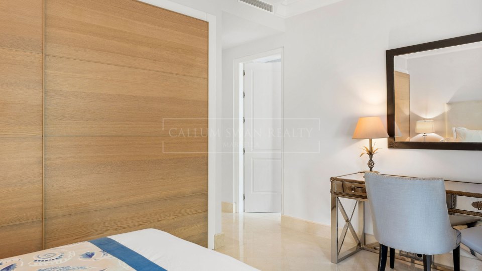 Marbella Golden Mile, Villa Mediterránea de Cuatro Dormitorios con Piscina Privada en Nagüeles, Marbella