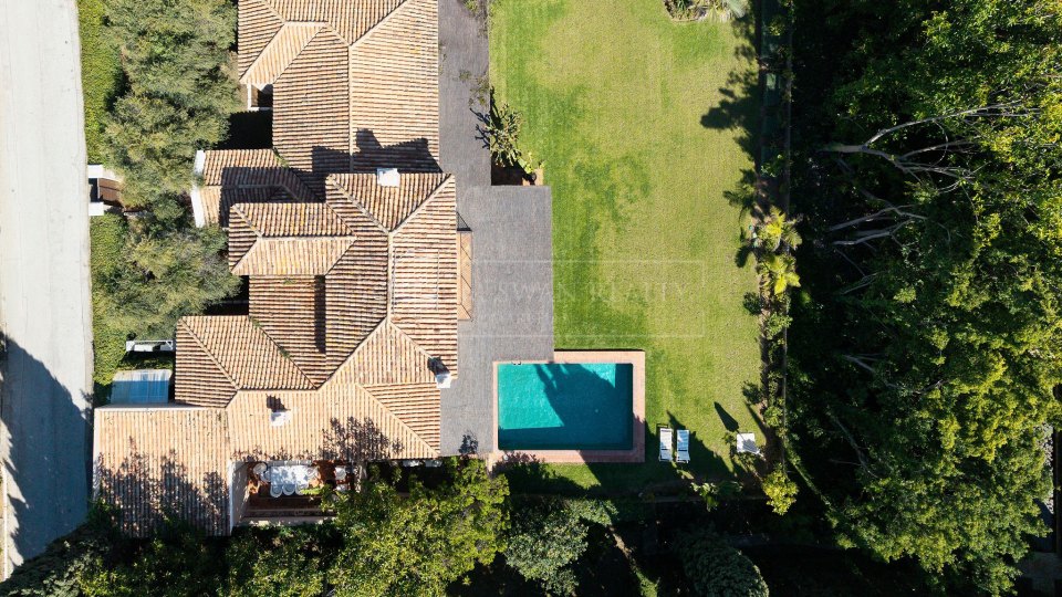 Marbella Golden Mile, Villa Mediterránea de Cuatro Dormitorios con Piscina Privada en Nagüeles, Marbella
