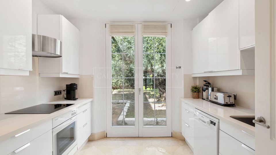 Marbella Golden Mile, Villa Mediterránea de Cuatro Dormitorios con Piscina Privada en Nagüeles, Marbella