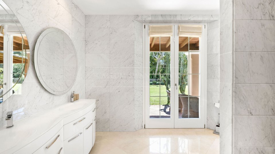 Marbella Golden Mile, Villa Mediterránea de Cuatro Dormitorios con Piscina Privada en Nagüeles, Marbella