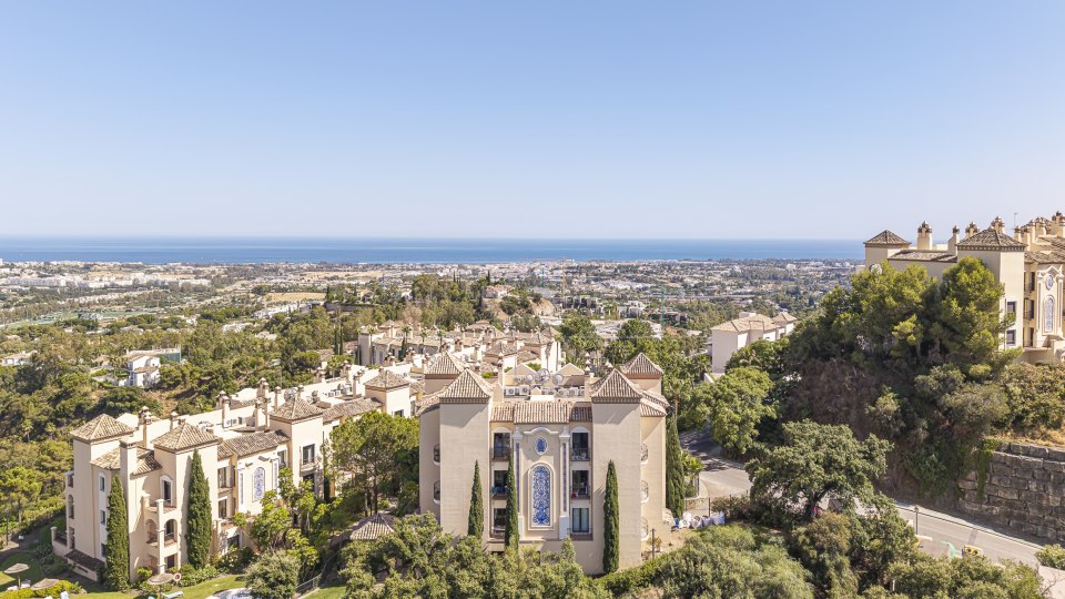 Benahavis, Appartement penthouse élégant de trois chambres avec vue sur la mer à La Quinta, Benahavis