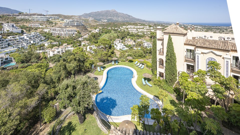 Benahavis, Appartement penthouse élégant de trois chambres avec vue sur la mer à La Quinta, Benahavis