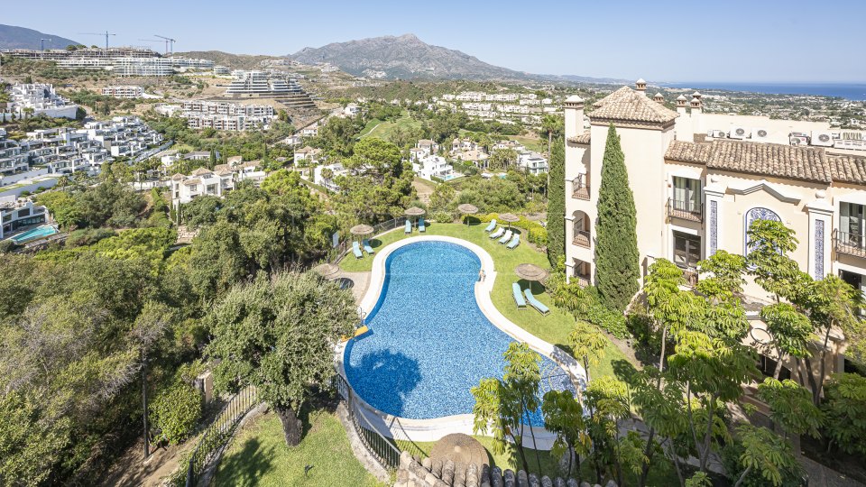 Benahavis, Appartement penthouse élégant de trois chambres avec vue sur la mer à La Quinta, Benahavis