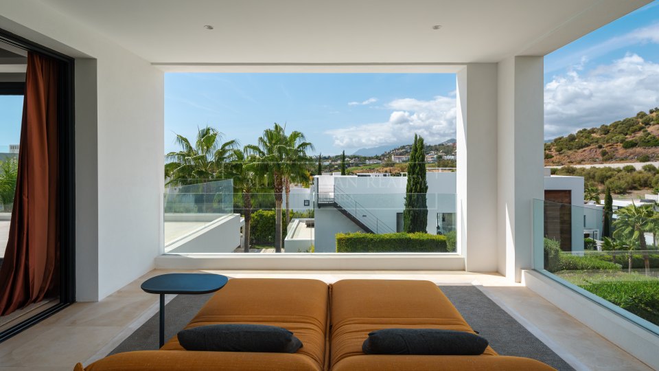 Nueva Andalucia, Villa moderne de cinq chambres avec solarium sur le toit à Nueva Andalucia