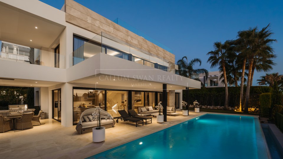 Nueva Andalucia, Villa moderne de cinq chambres avec solarium sur le toit à Nueva Andalucia