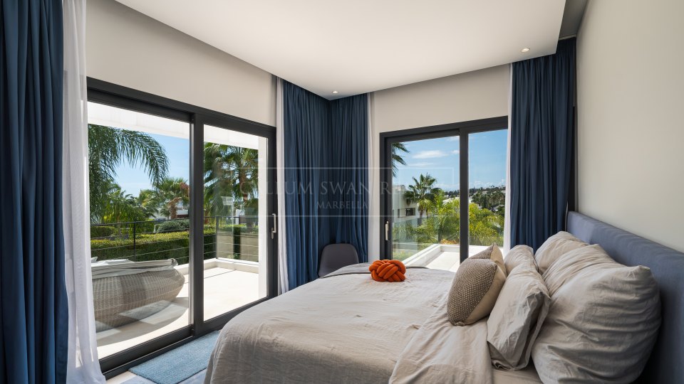 Nueva Andalucia, Villa moderne de cinq chambres avec solarium sur le toit à Nueva Andalucia