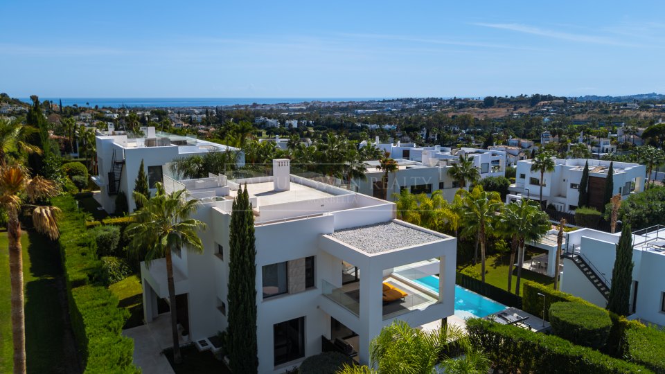 Nueva Andalucia, Villa moderne de cinq chambres avec solarium sur le toit à Nueva Andalucia