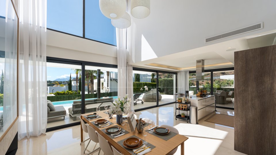 Nueva Andalucia, Villa moderne de cinq chambres avec solarium sur le toit à Nueva Andalucia