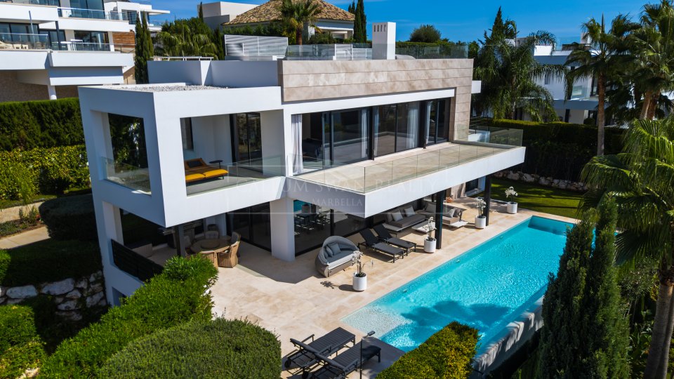 Nueva Andalucia, Villa moderne de cinq chambres avec solarium sur le toit à Nueva Andalucia
