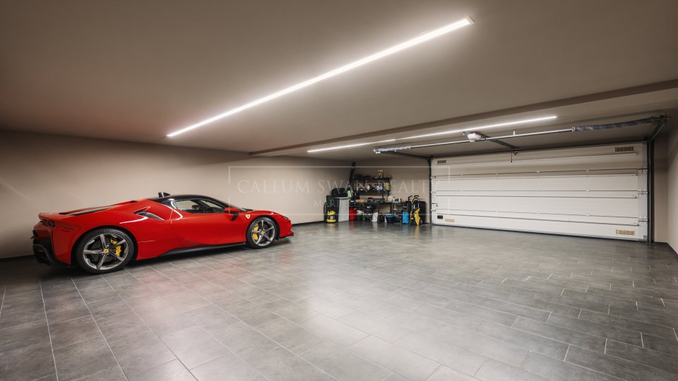 Nueva Andalucia, Villa moderne de cinq chambres avec solarium sur le toit à Nueva Andalucia