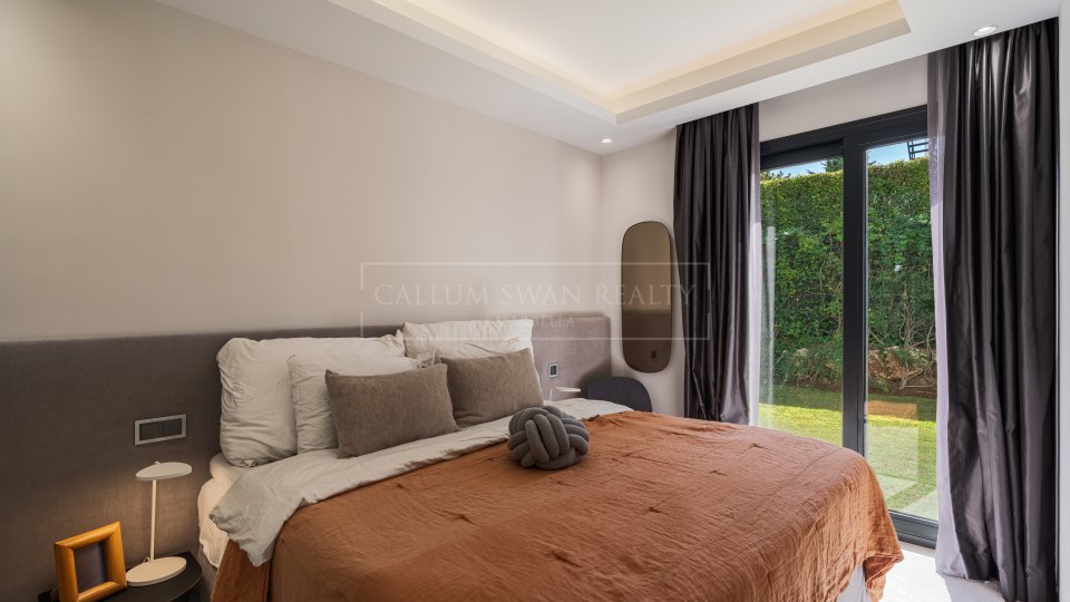 Nueva Andalucia, Villa moderne de cinq chambres avec solarium sur le toit à Nueva Andalucia