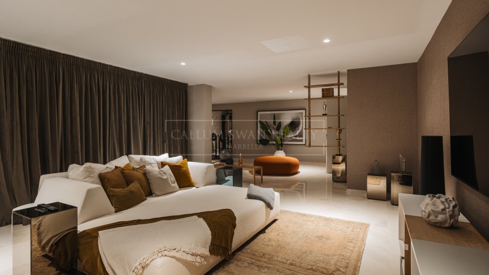 Nueva Andalucia, Villa moderne de cinq chambres avec solarium sur le toit à Nueva Andalucia