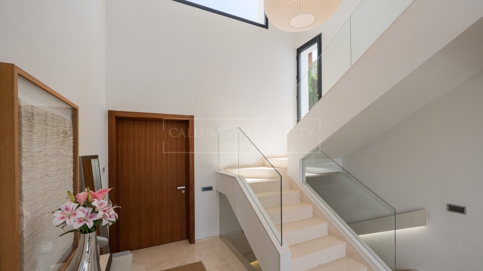 Nueva Andalucia, Villa moderne de cinq chambres avec solarium sur le toit à Nueva Andalucia
