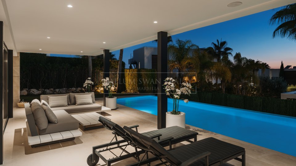 Nueva Andalucia, Villa moderne de cinq chambres avec solarium sur le toit à Nueva Andalucia