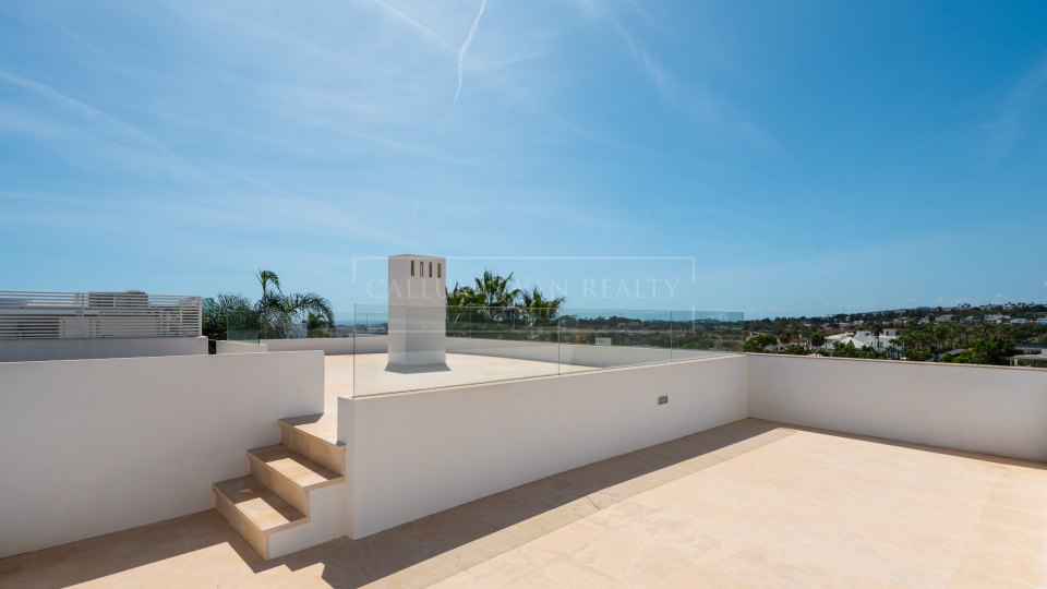 Nueva Andalucia, Villa moderne de cinq chambres avec solarium sur le toit à Nueva Andalucia
