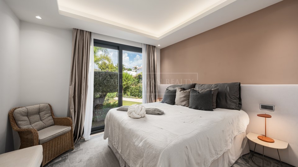 Nueva Andalucia, Villa moderne de cinq chambres avec solarium sur le toit à Nueva Andalucia