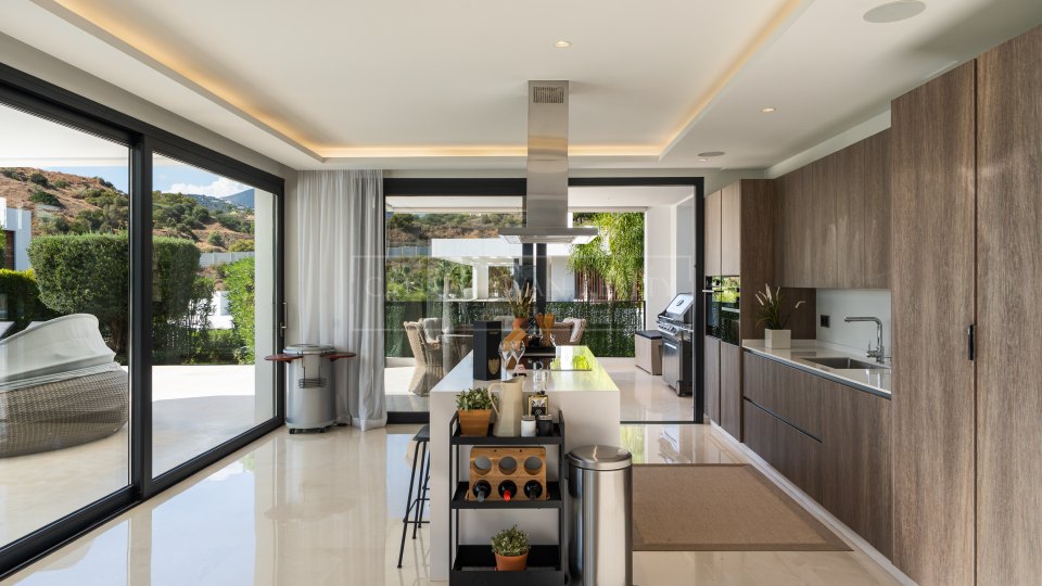 Nueva Andalucia, Villa moderne de cinq chambres avec solarium sur le toit à Nueva Andalucia