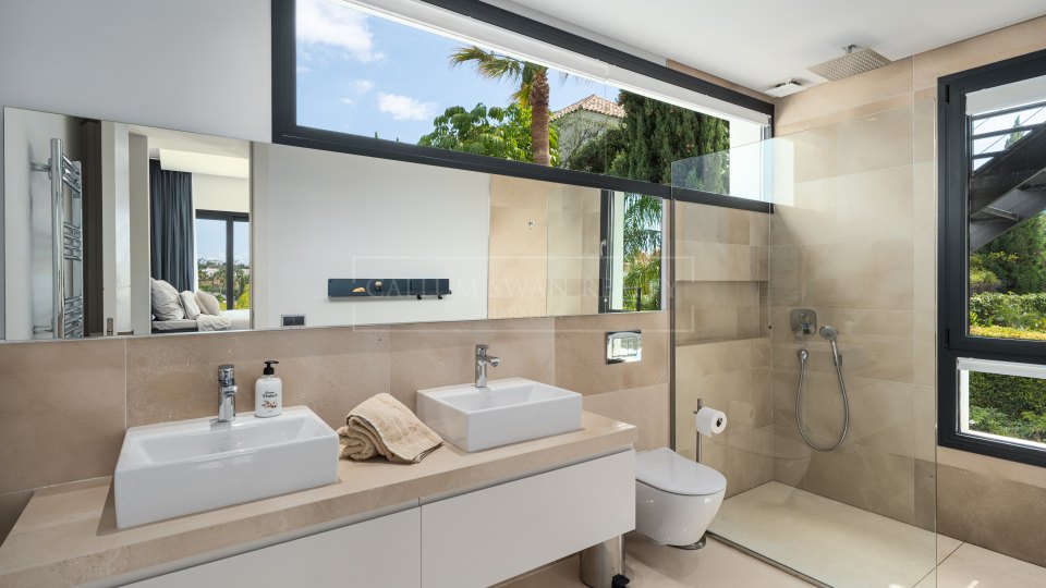Nueva Andalucia, Villa moderne de cinq chambres avec solarium sur le toit à Nueva Andalucia