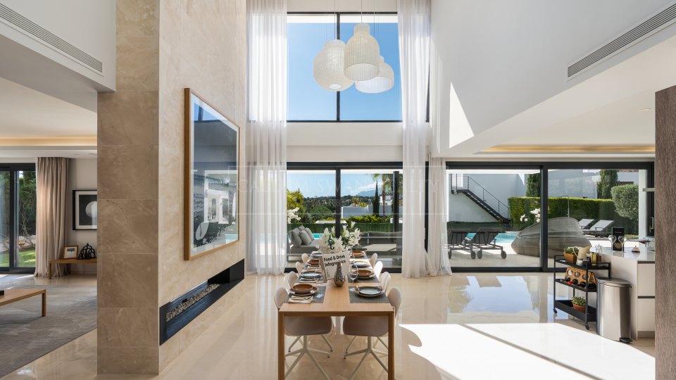 Nueva Andalucia, Villa moderne de cinq chambres avec solarium sur le toit à Nueva Andalucia